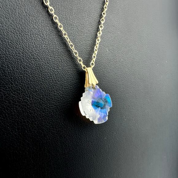 Vintage Aurora Borealis Crystal Fancy Cut Dainty Gem Gold Tone 18" Pendant - Picture 3 of 8